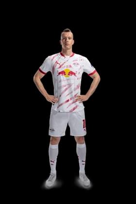Achtung: Redaktionelle Nutzung honorarfrei - Attention: Free of charge for editorial use - Lukas Klostermann RB Leipzig Porträttermin Saison 2024 2025, Herren, 1.BL, RB Leipzig, Porträt, Vorstellung, Präsentation, Pressetermin, Fußball, GER, RedBull, Red Bull, RBL; Shooting, Studio, Studioshooting, Freisteller, xptt