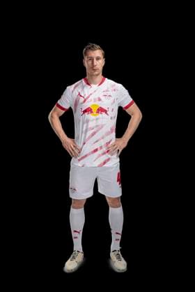 Achtung: Redaktionelle Nutzung honorarfrei - Attention: Free of charge for editorial use - Willi Orban RB Leipzig Porträttermin Saison 2024 2025, Herren, 1.BL, RB Leipzig, Porträt, Vorstellung, Präsentation, Pressetermin, Fußball, GER, RedBull, Red Bull, RBL; Shooting, Studio, Studioshooting, Freisteller, xptt