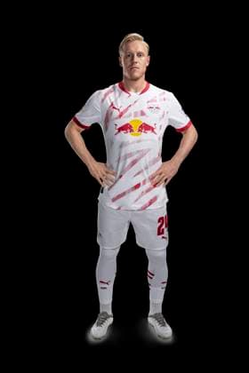 Achtung: Redaktionelle Nutzung honorarfrei - Attention: Free of charge for editorial use - Xaver Schlager RB Leipzig Porträttermin Saison 2024 2025, Herren, 1.BL, RB Leipzig, Porträt, Vorstellung, Präsentation, Pressetermin, Fußball, GER, RedBull, Red Bull, RBL; Shooting, Studio, Studioshooting, Freisteller, xptt