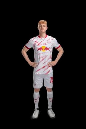 Achtung: Redaktionelle Nutzung honorarfrei - Attention: Free of charge for editorial use - Nicolas Seiwald RB Leipzig Porträttermin Saison 2024 2025, Herren, 1.BL, RB Leipzig, Porträt, Vorstellung, Präsentation, Pressetermin, Fußball, GER, RedBull, Red Bull, RBL; Shooting, Studio, Studioshooting, Freisteller, xptt