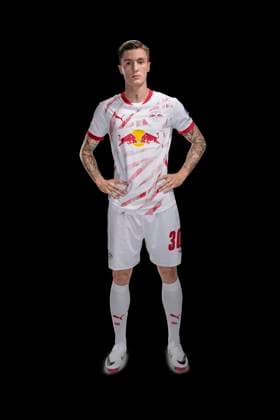 Achtung: Redaktionelle Nutzung honorarfrei - Attention: Free of charge for editorial use - Benjamin Sesko RB Leipzig Porträttermin Saison 2024 2025, Herren, 1.BL, RB Leipzig, Porträt, Vorstellung, Präsentation, Pressetermin, Fußball, GER, RedBull, Red Bull, RBL; Shooting, Studio, Studioshooting, Freisteller, xptt