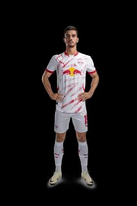 Achtung: Redaktionelle Nutzung honorarfrei - Attention: Free of charge for editorial use - Andre Silva RB Leipzig Porträttermin Saison 2024 2025, Herren, 1.BL, RB Leipzig, Porträt, Vorstellung, Präsentation, Pressetermin, Fußball, GER, RedBull, Red Bull, RBL; Shooting, Studio, Studioshooting, Freisteller, xptt