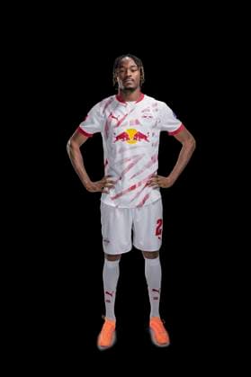 Achtung: Redaktionelle Nutzung honorarfrei - Attention: Free of charge for editorial use - Mohamed Simakan RB Leipzig Porträttermin Saison 2024 2025, Herren, 1.BL, RB Leipzig, Porträt, Vorstellung, Präsentation, Pressetermin, Fußball, GER, RedBull, Red Bull, RBL; Shooting, Studio, Studioshooting, Freisteller, xptt
