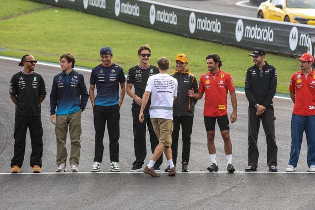 HAMILTON Lewis (gbr), Mercedes AMG F1 Team W15, portrait COLAPINTO Franco (arg), Williams Racing FW46, portrait ALBON Alexander (tha), Williams Racing FW46, portrait RUSSELL George (gbr), Mercedes AMG F1 Team W15, portrait NORRIS Lando (gbr), McLaren F1 Team MCL38, portrait SAINZ Carlos (spa), Scuderia Ferrari SF-24, portrait OCON Esteban (fra), Alpine F1 Team A524, portrait at Senna Tribute with gigant replica Senna helmet, casque, created by local artists working with Sebastian Vettel and Senna Foundation during the Formula 1 Grande Premio de Sao Paulo 2024, 21th round of the 2024 Formula One World Championship, WM, Weltmeisterschaft from November 1 to 3, 2024 on the Interlagos Circuit, in Sao Paulo, Brazil - F1 - SAO PAULO GRAND PRIX 2024 DPPI Panoramic 241031_R21_BRASILE_DP_XB3_0047