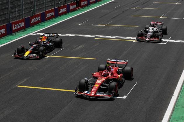 55 SAINZ Carlos (spa), Scuderia Ferrari SF-24, action 01 VERSTAPPEN Max (nld), Red Bull Racing RB20, action 50 BEARMAN Ollie (gbr), Haas F1 Team VF-24 Ferrari, action during the Formula 1 Grande Premio de Sao Paulo 2024, 21th round of the 2024 Formula One World Championship, WM, Weltmeisterschaft from November 1 to 3, 2024 on the Interlagos Circuit, in Sao Paulo, Brazil - F1 - SAO PAULO GRAND PRIX 2024 DPPI Panoramic 241101_R21_BRASILE_DP_XB3_0876