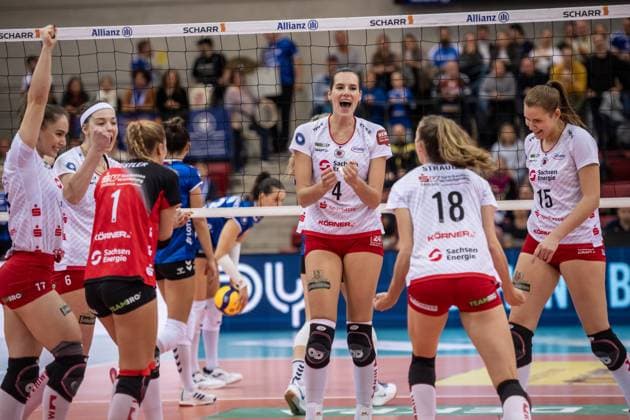 Nathalie Lemmens (Dresdner SC, 04), Mitte - freut sich mit Team, Jubel GER, Allianz MTV Stuttgart vs. Dresdner SC Volleyball Bundesliga, VBL, Spielzeit 2024 2025, 02.11.2024 GER, Allianz MTV Stuttgart vs. Dresdner SC Volleyball Bundesliga, VBL, Spielzeit 2024 2025, 02.11.2024 Stuttgart Copyright: xSandyxDinkelackerx EP_SDR