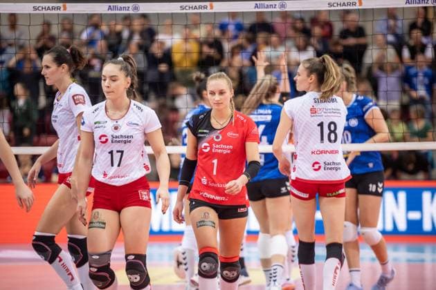 Lorena Lorber Fijok (Dresdner SC, 17), Patricia Nestler (Dresdner SC, 01) und Sarah Straube (Dresdner SC, 18)- vlnr. GER, Allianz MTV Stuttgart vs. Dresdner SC Volleyball Bundesliga, VBL, Spielzeit 2024 2025, 02.11.2024 GER, Allianz MTV Stuttgart vs. Dresdner SC Volleyball Bundesliga, VBL, Spielzeit 2024 2025, 02.11.2024 Stuttgart Copyright: xSandyxDinkelackerx EP_SDR