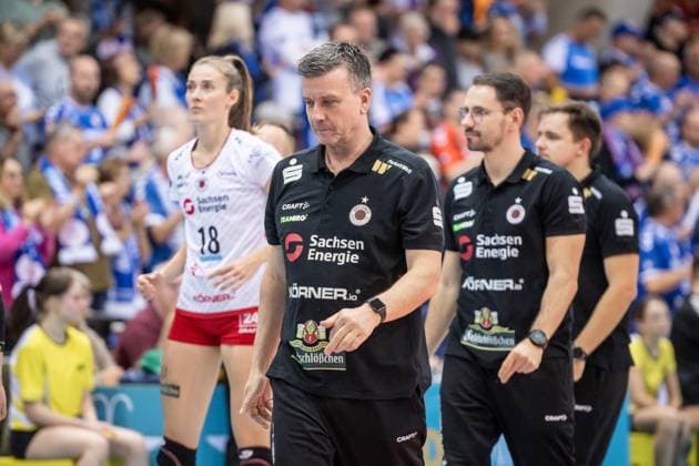 Alexander Waibl (Trainer Dresdner SC) - kritischer Blick, nachdenklich, konzentriert GER, Allianz MTV Stuttgart vs. Dresdner SC Volleyball Bundesliga, VBL, Spielzeit 2024 2025, 02.11.2024 GER, Allianz MTV Stuttgart vs. Dresdner SC Volleyball Bundesliga, VBL, Spielzeit 2024 2025, 02.11.2024 Stuttgart Copyright: xSandyxDinkelackerx EP_SDR