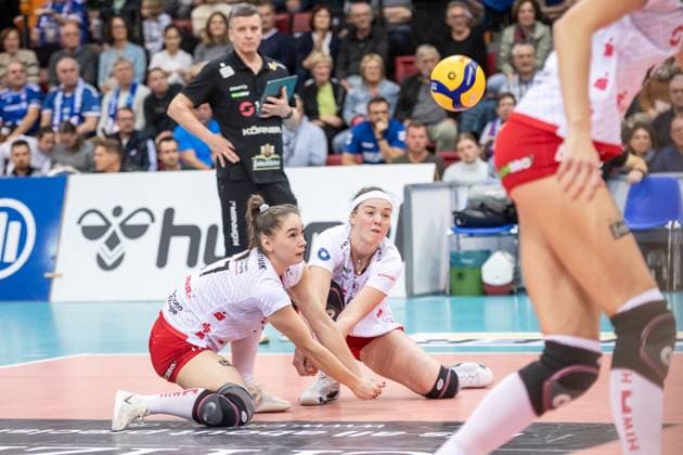 Lorena Lorber Fijok (Dresdner SC, 17) und Victoria Demidova (Dresdner SC, 06) - Ballannahme GER, Allianz MTV Stuttgart vs. Dresdner SC Volleyball Bundesliga, VBL, Spielzeit 2024 2025, 02.11.2024 GER, Allianz MTV Stuttgart vs. Dresdner SC Volleyball Bundesliga, VBL, Spielzeit 2024 2025, 02.11.2024 Stuttgart Copyright: xSandyxDinkelackerx EP_SDR