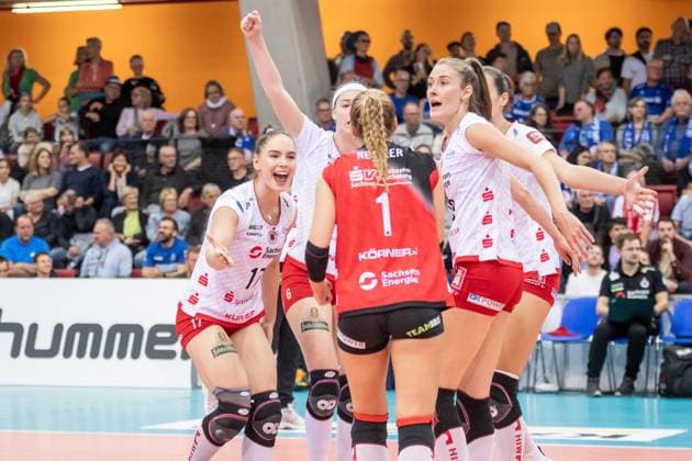Lorena Lorber Fijok (Dresdner SC, 17), li freut sich mit Victoria Demidova (Dresdner SC, 06), Patricia Nestler (Dresdner SC, 01) und Nathalie Lemmens (Dresdner SC, 04) - Jubel beim DSC GER, Allianz MTV Stuttgart vs. Dresdner SC Volleyball Bundesliga, VBL, Spielzeit 2024 2025, 02.11.2024 GER, Allianz MTV Stuttgart vs. Dresdner SC Volleyball Bundesliga, VBL, Spielzeit 2024 2025, 02.11.2024 Stuttgart Copyright: xSandyxDinkelackerx EP_SDR