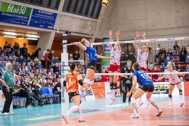 Jolien Knollema (Allianz MTV Stuttgart, 10) vs. Dresdner Block aus Marta Kamelija Levinska (Dresdner SC, 15) und Nathalie Lemmens (Dresdner SC, 04) GER, Allianz MTV Stuttgart vs. Dresdner SC Volleyball Bundesliga, VBL, Spielzeit 2024 2025, 02.11.2024 GER, Allianz MTV Stuttgart vs. Dresdner SC Volleyball Bundesliga, VBL, Spielzeit 2024 2025, 02.11.2024 Stuttgart Copyright: xSandyxDinkelackerx EP_SDR