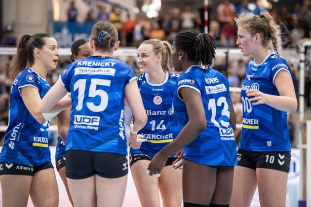 Kelsey Veltmann (Allianz MTV Stuttgart, 14), Mitte - Freude, Jubel mit Team GER, Allianz MTV Stuttgart vs. Dresdner SC Volleyball Bundesliga, VBL, Spielzeit 2024 2025, 02.11.2024 GER, Allianz MTV Stuttgart vs. Dresdner SC Volleyball Bundesliga, VBL, Spielzeit 2024 2025, 02.11.2024 Stuttgart Copyright: xSandyxDinkelackerx EP_SDR