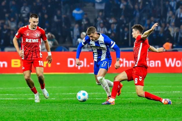 02.11.2024, xlakx, Fussball 2.Bundesliga, Hertha BSC Berlin - 1.FC Köln emspor, v.l. Tim Lemperle (1.FC Köln 19),Michael Cuisance (Hertha BSC 27),Eric Martel (1.FC Köln 6),Zweikampf, Duell, Kampf, tackle (DFL DFB REGULATIONS PROHIBIT ANY USE OF PHOTOGRAPHS as IMAGE SEQUENCES and or QUASI-VIDEO) Daniel Lakomski Jan Huebner Berlin