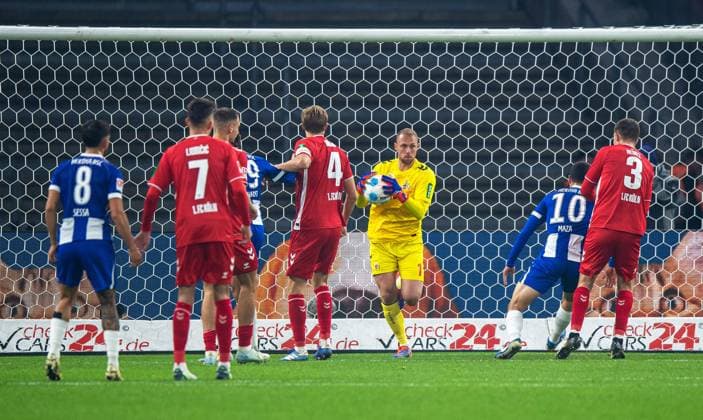 Fussball, Herren, Saison 2024 2025, 2. Bundesliga (11. Spieltag), Hertha BSC - 1. FC Köln, v.l. Kevin Sessa (Hertha BSC), Dejan Ljubicic (1. FC Köln), Derry Scherhant (Hertha BSC), Timo Hübers (1. FC Köln), Torhüter Marvin Schwäbe (1. FC Köln), Ibrahim Maza (Hertha BSC), Dominique Heintz (1. FC Köln), 02.11. 2024,