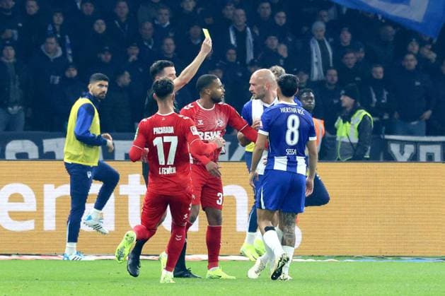 DEU, DFL, 2. FBL, Hertha BSC vs. 1.FC Koeln, 02.11.2024, Berliner Olympiastadion, Berlin, DEU, DFL, 2. FBL, Hertha BSC vs. 1.FC Koeln, im Bild gelbe Karte fuer Toni Leistner (Hertha BSC Berlin 37), Linton Maina (1.FC Koeln 37), Schiedsrichter Harm Osmers DFL - regulations prohibit any use of Photographs as image sequences and or quasi-video Foto: Juergen Engler nordphoto GmbH
