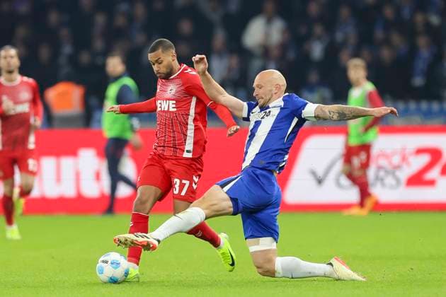 Linton Maina (1. FC Koeln) und Toni Leistner (Hertha BSC Berlin) kaempfen um den Ball, 2. Bundesliga, Hertha BSC vs 1. FC Köln, Olympiastadion am 02. November 2024 in Berlin, Deutschland. (Foto von Marco Steinbrenner DeFodi Images) Linton Maina (1. FC Koeln) und Toni Leistner (Hertha BSC Berlin) battle for the ball, 2. Bundesliga, Hertha BSC vs 1. FC Köln, Olympiastadion, November 2, 2024 in Berlin, Germany. (Photo by Marco Steinbrenner DeFodi Images) DFB DFL REGULATIONS PROHIBIT ANY USE OF PHOTOGRAPHS AS IMAGE SEQUENCES AND OR QUASI-VIDEO. not used in POL SRB CRO FRA GBR NED ITA USA Defodi-700_berlin_koeln_20241102_070
