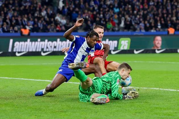 Deyovaisio Zeefuik (Hertha BSC Berlin), Tim Lemperle (1. FC Koeln) und Torhueter Tjark Ernst (Hertha BSC Berlin) kaempfen um den Ball, 2. Bundesliga, Hertha BSC vs 1. FC Köln, Olympiastadion am 02. November 2024 in Berlin, Deutschland. (Foto von Marco Steinbrenner DeFodi Images) Deyovaisio Zeefuik (Hertha BSC Berlin), Tim Lemperle (1. FC Koeln) und Torhueter Tjark Ernst (Hertha BSC Berlin) battle for the ball, 2. Bundesliga, Hertha BSC vs 1. FC Köln, Olympiastadion, November 2, 2024 in Berlin, Germany. (Photo by Marco Steinbrenner DeFodi Images) DFB DFL REGULATIONS PROHIBIT ANY USE OF PHOTOGRAPHS AS IMAGE SEQUENCES AND OR QUASI-VIDEO. not used in POL SRB CRO FRA GBR NED ITA USA Defodi-700_berlin_koeln_20241102_074