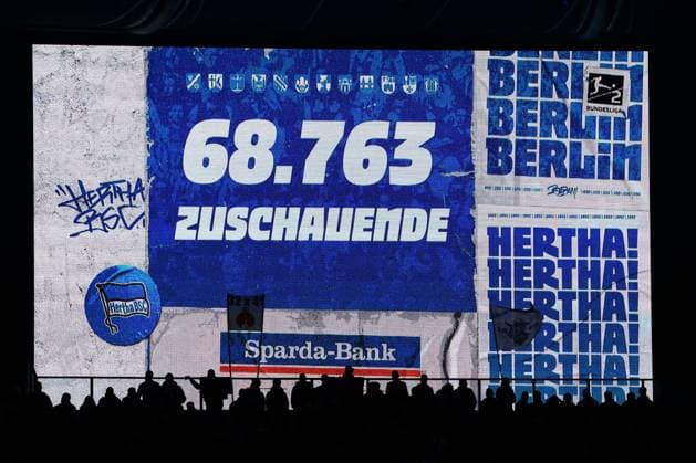 Sport Bilder des Tages DEU, DFL, 2. FBL, Hertha BSC vs. 1.FC Koeln, 02.11.2024, Berliner Olympiastadion, Berlin, DEU, DFL, 2. FBL, Hertha BSC vs. 1.FC Koeln, im Bild Anzeigetafel mit der Zuschauerzahl DFL - regulations prohibit any use of Photographs as image sequences and or quasi-video Foto: Juergen Engler nordphoto GmbH