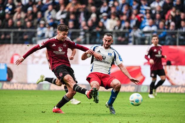 Torschuss Torchance Stefanos Tzimas (1. FC Nuernberg, 09), Lucas Perin (Hamburger SV, 24) GER, Hamburger SV vs. 1. FC Nuernberg, Fussball, 2. Bundesliga, Spieltag 11, Saison 2024 2025, 03.11.2024 DFL REGULATIONS PROHIBIT ANY USE OF PHOTOGRAPHS AS IMAGE SEQUENCES AND OR QUASI-VIDEO GER, Hamburger SV vs. 1. FC Nuernberg, Fussball, 2. Bundesliga, Spieltag 11, Saison 2024 2025, 03.11.2024 Hamburg