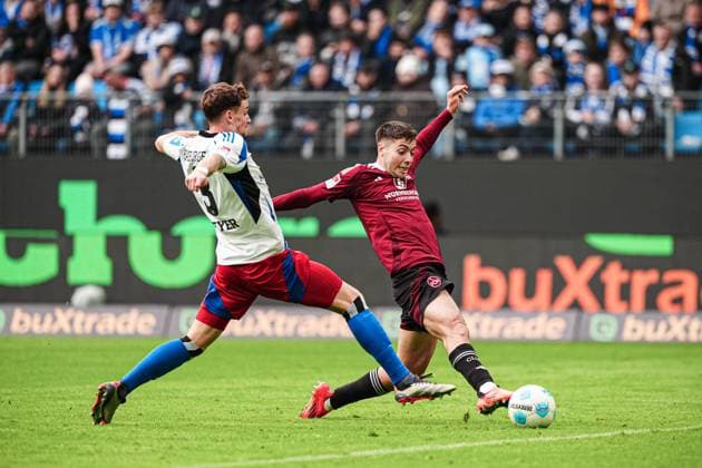 Torschuss Torchance Stefanos Tzimas (1. FC Nuernberg, 09), Moritz Heyer (Hamburger SV, 03) GER, Hamburger SV vs. 1. FC Nuernberg, Fussball, 2. Bundesliga, Spieltag 11, Saison 2024 2025, 03.11.2024 DFL REGULATIONS PROHIBIT ANY USE OF PHOTOGRAPHS AS IMAGE SEQUENCES AND OR QUASI-VIDEO GER, Hamburger SV vs. 1. FC Nuernberg, Fussball, 2. Bundesliga, Spieltag 11, Saison 2024 2025, 03.11.2024 Hamburg