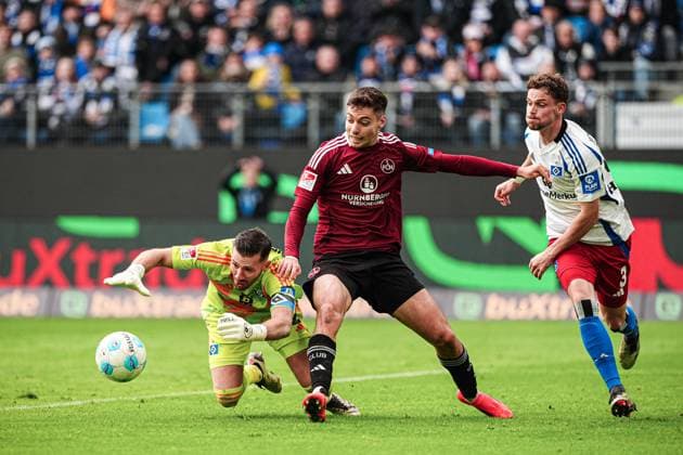 Torschuss Torchance Stefanos Tzimas (1. FC Nuernberg, 09), Daniel Heuer Fernandes (Hamburger SV, 01) haelt GER, Hamburger SV vs. 1. FC Nuernberg, Fussball, 2. Bundesliga, Spieltag 11, Saison 2024 2025, 03.11.2024 DFL REGULATIONS PROHIBIT ANY USE OF PHOTOGRAPHS AS IMAGE SEQUENCES AND OR QUASI-VIDEO GER, Hamburger SV vs. 1. FC Nuernberg, Fussball, 2. Bundesliga, Spieltag 11, Saison 2024 2025, 03.11.2024 Hamburg
