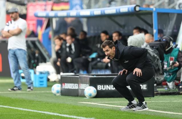GER, 2. Liga, Hamburger SV vs. 1. FC Nuernberg 03.11.2024, Volksparkstadion, Hamburg, GER, 2. Liga, Hamburger SV vs. 1. FC Nuernberg im Bild picture shows Coachingzone Seitenlinie Trainerbereich Technische Zone. Gestik, Mimik, Emotionen Trainer Miroslav Klose (1.FC Nuernberg) gibt Anweisungen, gestikuliert gibt Handzeichen