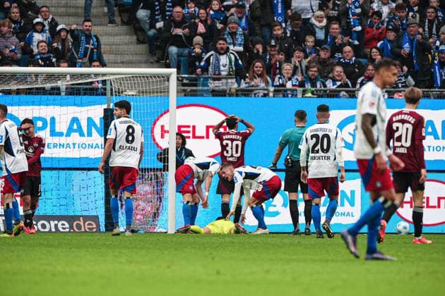 Noah Katterbach (Hamburger SV, 33) und Jonas Meffert (Hamburger SV, 23) bejubeln Parade Daniel Heuer Fernandes (Hamburger SV, 01) GER, Hamburger SV vs. 1. FC Nuernberg, Fussball, 2. Bundesliga, Spieltag 11, Saison 2024 2025, 03.11.2024 DFL REGULATIONS PROHIBIT ANY USE OF PHOTOGRAPHS AS IMAGE SEQUENCES AND OR QUASI-VIDEO GER, Hamburger SV vs. 1. FC Nuernberg, Fussball, 2. Bundesliga, Spieltag 11, Saison 2024 2025, 03.11.2024 Hamburg