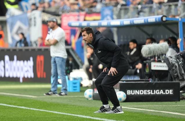 GER, 2. Liga, Hamburger SV vs. 1. FC Nuernberg 03.11.2024, Volksparkstadion, Hamburg, GER, 2. Liga, Hamburger SV vs. 1. FC Nuernberg im Bild picture shows Coachingzone Seitenlinie Trainerbereich Technische Zone. Gestik, Mimik, Emotionen Trainer Miroslav Klose (1.FC Nuernberg) gibt Anweisungen, gestikuliert gibt Handzeichen