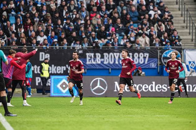 Torjubel 1. FC Nuernberg nach Tor zum 1:1 Mahir Emreli (1. FC Nuernberg, 30) GER, Hamburger SV vs. 1. FC Nuernberg, Fussball, 2. Bundesliga, Spieltag 11, Saison 2024 2025, 03.11.2024 DFL REGULATIONS PROHIBIT ANY USE OF PHOTOGRAPHS AS IMAGE SEQUENCES AND OR QUASI-VIDEO GER, Hamburger SV vs. 1. FC Nuernberg, Fussball, 2. Bundesliga, Spieltag 11, Saison 2024 2025, 03.11.2024 Hamburg