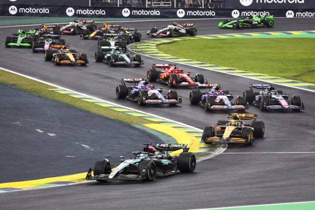 63 RUSSELL George (gbr), Mercedes AMG F1 Team W15, 04 NORRIS Lando (gbr), McLaren F1 Team MCL38, action, start of the race, depart, during the Formula 1 Grande Premio de Sao Paulo 2024, 21th round of the 2024 Formula One World Championship, WM, Weltmeisterschaft from November 1 to 3, 2024 on the Interlagos Circuit, in Sao Paulo, Brazil - F1 - SAO PAULO GRAND PRIX 2024 DPPI Panoramic 241103_R21_BRASILE_DP_AV3_8563