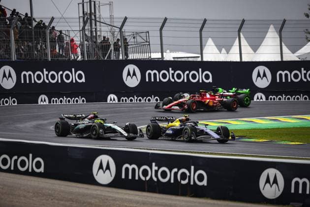 Formel 1, GP Brasilien in Sao Paulo, das Rennen 43 COLAPINTO Franco (arg), Williams Racing FW46, 44 HAMILTON Lewis (gbr), Mercedes AMG F1 Team W15, action during the Formula 1 Grande Premio de Sao Paulo 2024, 21th round of the 2024 Formula One World Championship, WM, Weltmeisterschaft from November 1 to 3, 2024 on the Interlagos Circuit, in Sao Paulo, Brazil - F1 - SAO PAULO GRAND PRIX 2024 DPPI Panoramic 241103_R21_BRASILE_DP_XB3_4592