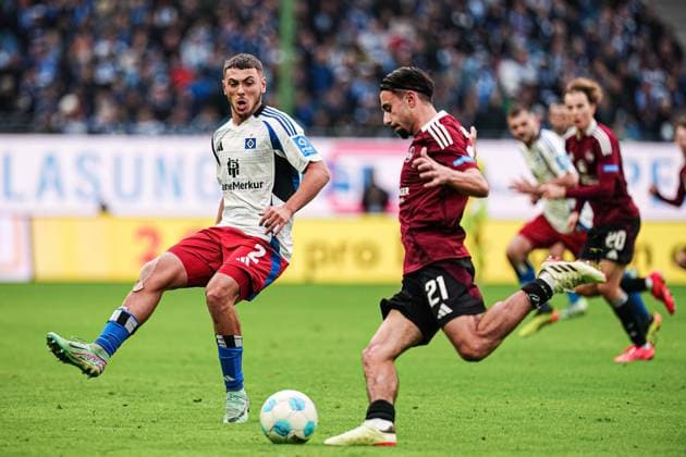 William Mikelbrencis (Hamburger SV, 02), Berkay Yilmaz (1. FC Nuernberg, 21) GER, Hamburger SV vs. 1. FC Nuernberg, Fussball, 2. Bundesliga, Spieltag 11, Saison 2024 2025, 03.11.2024 DFL REGULATIONS PROHIBIT ANY USE OF PHOTOGRAPHS AS IMAGE SEQUENCES AND OR QUASI-VIDEO GER, Hamburger SV vs. 1. FC Nuernberg, Fussball, 2. Bundesliga, Spieltag 11, Saison 2024 2025, 03.11.2024 Hamburg