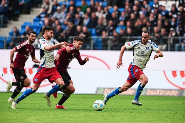 Daniel Elfadli (Hamburger SV, 08), Stefanos Tzimas (1. FC Nuernberg, 09), Lucas Perin (Hamburger SV, 24) GER, Hamburger SV vs. 1. FC Nuernberg, Fussball, 2. Bundesliga, Spieltag 11, Saison 2024 2025, 03.11.2024 DFL REGULATIONS PROHIBIT ANY USE OF PHOTOGRAPHS AS IMAGE SEQUENCES AND OR QUASI-VIDEO GER, Hamburger SV vs. 1. FC Nuernberg, Fussball, 2. Bundesliga, Spieltag 11, Saison 2024 2025, 03.11.2024 Hamburg