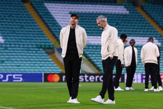 Celtic Glasgow - RB Leipzig Matchday-1 Glasgow, 04.11.2024, Celtic Park, Fussball, UEFA Champions League, 4. Spieltag , Celtic Glasgow vs. RB Leipzig, Matchday-1 , Im Bild: Pitchwalk Torwart Peter Gulacsi (1, RB Leipzig) und Trainer Marco Rose (RB Leipzig) , Only editorial use! Foto nur zur redaktionellen Nutzung bestimmt! , UEFA regulations prohibit any use of photographs as image sequences and or quasi-video ,