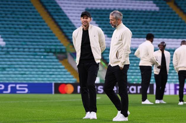 Celtic Glasgow - RB Leipzig Matchday-1 Glasgow, 04.11.2024, Celtic Park, Fussball, UEFA Champions League, 4. Spieltag , Celtic Glasgow vs. RB Leipzig, Matchday-1 , Im Bild: Pitchwalk Torwart Peter Gulacsi (1, RB Leipzig) und Trainer Marco Rose (RB Leipzig) , Only editorial use! Foto nur zur redaktionellen Nutzung bestimmt! , UEFA regulations prohibit any use of photographs as image sequences and or quasi-video ,