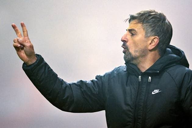 Trainer Niko Arnautis (Cheftrainer, SGE) gibt Anweisungen, gestikuliert, mit den Armen gestikulieren, gives instructions, gesticulate, Einzelbild, Aktion, Action, 04.11.2024, München (Deutschland), Fussball, Google Pixel Frauen-Bundesliga, FC Bayern München - Eintracht Frankfurt, DFB DFL REGULATIONS PROHIBIT ANY USE OF PHOTOGRAPHS AS IMAGE SEQUENCES AND OR QUASI-VIDEO.
