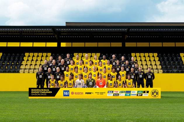 Borussia Dortmund; 1. BL, Porträttermin 2024 2025, Mannschaftsfoto Obere Reihe v.l.n.r.: Athletik Trainer Florian Wangler (BVB), Marcelo Martins (BVB), Physiotherapeut Dennis Morschel (BVB), Felix Nmecha (BVB), Niklas Suele Süle (BVB), Nico Schlotterbeck (BVB), Serhou Guirassy (BVB), Athletik Trainer und Sportwissenschaftler Mathias Kolodziej (BVB), Shad Forsythe (Leiter Athletik BVB), Standardtrainer Alex Clapham (BVB) 2. Reihe v.l.n.r.: Physiotherapeut Michael Becker (BVB), Vereinsarzt Dr. Markus Braun (BVB), Zeugwart Frank Graefen (BVB), Maximilian Maxi Beier (BVB), Waldemar Anton (BVB), Emre Can (BVB), Pascal Gross Groß (BVB), Ramy Bensebaini (BVB), Torwarttrainer Matthias Kleinsteiber (BVB), Joao Tralhao (Co-Trainer BVB), Ertugrul Arslan (Co-Trainer BVB) 3. Reihe v.l.n.r: Physiotherapeut Thorben Voeste (BVB), Physiotherapeut Bjarne Buergel (BVB), Physiotherapeut Frank Zoellner (BVB) Almugera Kabar (BVB), Kjell Waetjen (BVB), Julian Ryerson (BVB), Julian Brandt (BVB), Marcel Sabitzer (BVB), Karim Adeyemi (BVB), Giovanni Reyna (BVB), Trainer Nuri Sahin (BVB), Lukasz Piszczek (Co-Trainer BVB), Fisnik Zejnullahu (Videoanalyist BVB) Untere Reihe v.l.n.r: Cole Campbell (BVB), Julien Duranville (BVB), Donyell Malen (BVB), Alexander Meyer (BVB), Gregor Kobel (BVB), Marcel Lotka (BVB), Jamie Gittens (BVB), Yan Couto (BVB), Filippo Mane (BVB) Foto: Borussia Dortmund Alexandre Simoes via Revierfoto Borussia Dortmund; 1. BL, Porträttermin 2024 2025, Mannschaftsfoto