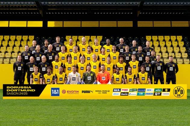 Borussia Dortmund; 1. BL, Porträttermin 2024 2025, Mannschaftsfoto Obere Reihe v.l.n.r.: Athletik Trainer Florian Wangler (BVB), Marcelo Martins (BVB), Physiotherapeut Dennis Morschel (BVB), Felix Nmecha (BVB), Niklas Suele Süle (BVB), Nico Schlotterbeck (BVB), Serhou Guirassy (BVB), Athletik Trainer und Sportwissenschaftler Mathias Kolodziej (BVB), Shad Forsythe (Leiter Athletik BVB), Standardtrainer Alex Clapham (BVB) 2. Reihe v.l.n.r.: Physiotherapeut Michael Becker (BVB), Vereinsarzt Dr. Markus Braun (BVB), Zeugwart Frank Graefen (BVB), Maximilian Maxi Beier (BVB), Waldemar Anton (BVB), Emre Can (BVB), Pascal Gross Groß (BVB), Ramy Bensebaini (BVB), Torwarttrainer Matthias Kleinsteiber (BVB), Joao Tralhao (Co-Trainer BVB), Ertugrul Arslan (Co-Trainer BVB) 3. Reihe v.l.n.r: Physiotherapeut Thorben Voeste (BVB), Physiotherapeut Bjarne Buergel (BVB), Physiotherapeut Frank Zoellner (BVB) Almugera Kabar (BVB), Kjell Waetjen (BVB), Julian Ryerson (BVB), Julian Brandt (BVB), Marcel Sabitzer (BVB), Karim Adeyemi (BVB), Giovanni Reyna (BVB), Trainer Nuri Sahin (BVB), Lukasz Piszczek (Co-Trainer BVB), Fisnik Zejnullahu (Videoanalyist BVB) Untere Reihe v.l.n.r: Cole Campbell (BVB), Julien Duranville (BVB), Donyell Malen (BVB), Alexander Meyer (BVB), Gregor Kobel (BVB), Marcel Lotka (BVB), Jamie Gittens (BVB), Yan Couto (BVB), Filippo Mane (BVB) Foto: Borussia Dortmund Alexandre Simoes via Revierfoto Borussia Dortmund; 1. BL, Porträttermin 2024 2025, Mannschaftsfoto