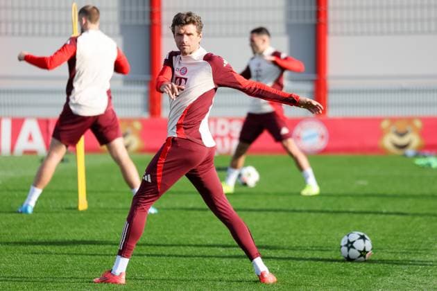 Thomas Mueller (FC Bayern Muenchen, 25) waermt sich auf beim Training auf dem Platz, Ger, Abschlusstraining, FC Bayern Muenchen, Fussball, UEFA Champions League, 4. Spieltag, Saison 2024 2025, 05.11.2024, Ger, Abschlusstraining, FC Bayern Muenchen, Fussball, UEFA Champions League, 4. Spieltag, Saison 2024 2025, 05.11.2024 Muenchen Copyright: xEibner-Pressefoto JennixMaulx EP_JML