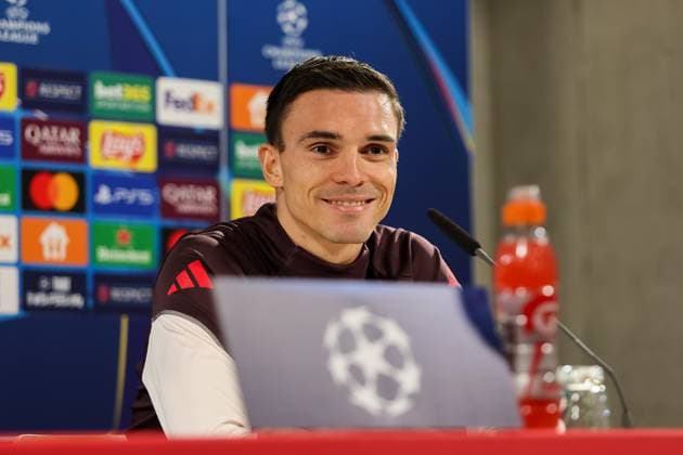 Joao Palhinha (FC Bayern Muenchen, 16) bei der Pressekonferenz, lacht, lachend, Ger, Internationale Pressekonferenz, FC Bayern Muenchen, Fussball, UEFA Champions League, 4. Spieltag, Saison 2024 2025, 05.11.2024, Ger, Internationale Pressekonferenz, FC Bayern Muenchen, Fussball, UEFA Champions League, 4. Spieltag, Saison 2024 2025, 05.11.2024 Muenchen Copyright: xEibner-Pressefoto JennixMaulx EP_JML