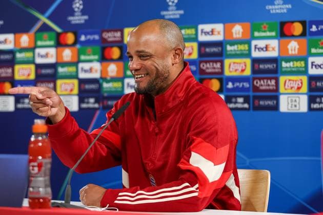 Vincent Kompany (FC Bayern Muenchen, Cheftrainer) bei der Pressekonferenz, lachend, lacht, lachen, Zeigen, zeigend, Ger, Internationale Pressekonferenz, FC Bayern Muenchen, Fussball, UEFA Champions League, 4. Spieltag, Saison 2024 2025, 05.11.2024, Ger, Internationale Pressekonferenz, FC Bayern Muenchen, Fussball, UEFA Champions League, 4. Spieltag, Saison 2024 2025, 05.11.2024 Muenchen Copyright: xEibner-Pressefoto JennixMaulx EP_JML