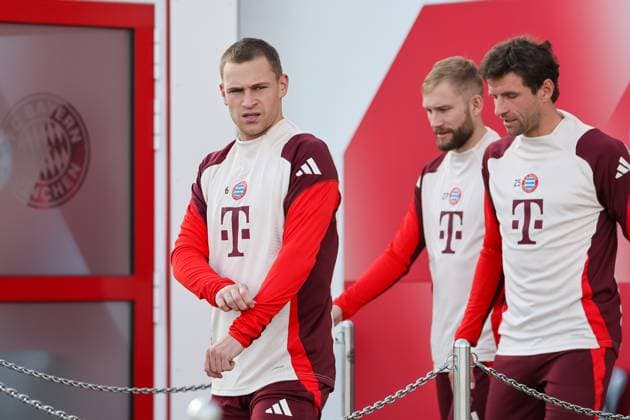Joshua Kimmich (FC Bayern Muenchen, 06) mit Thomas Mueller (FC Bayern Muenchen, 25) und Konrad Laimer (FC Bayern Muenchen, 27) auf dem Weg von der Kabine zum Trainingsplatz, Ger, Abschlusstraining, FC Bayern Muenchen, Fussball, UEFA Champions League, 4. Spieltag, Saison 2024 2025, 05.11.2024, Ger, Abschlusstraining, FC Bayern Muenchen, Fussball, UEFA Champions League, 4. Spieltag, Saison 2024 2025, 05.11.2024 Muenchen Copyright: xEibner-Pressefoto JennixMaulx EP_JML