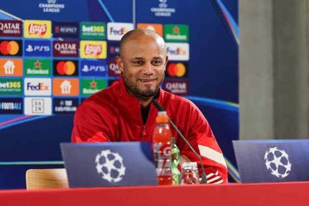 Vincent Kompany (FC Bayern Muenchen, Cheftrainer) bei der Pressekonferenz, lachen, lachend, lacht, Ger, Internationale Pressekonferenz, FC Bayern Muenchen, Fussball, UEFA Champions League, 4. Spieltag, Saison 2024 2025, 05.11.2024, Ger, Internationale Pressekonferenz, FC Bayern Muenchen, Fussball, UEFA Champions League, 4. Spieltag, Saison 2024 2025, 05.11.2024 Muenchen Copyright: xEibner-Pressefoto JennixMaulx EP_JML