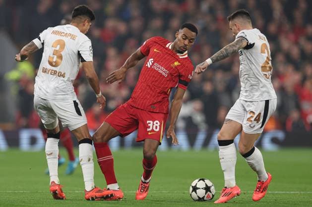 Ryan Gravenberch of Liverpool surrounded by Piero Hincapià of Bayer 04 Leverkusen (L) and Aleix Garcia of Bayer 04 Leverkusen (R) Liverpool v Bayer 04 Leverkusen, UEFA Champions League, Group Stage, Football, Anfield, Liverpool, UK - 05 Nov 2024 EDITORIAL USE ONLY No use with unauthorised audio, video, data, fixture lists, club league logos or live services. Online in-match use limited to 120 images, no video emulation. No use in betting, games or single club league player publications. Copyright: xPaulxCurrie Shutterstockx 14863785ac