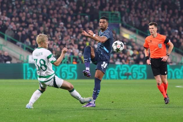 Celtic Glasgow - RB Leipzig Champions League Glasgow, 05.11.2024, Celtic Park, Fussball, UEFA Champions League, 4. Spieltag , Celtic Glasgow vs. RB Leipzig , Im Bild v.l.: Daizen Maeda ( 38, Celtic) und Benjamin Henrichs (39, RB Leipzig) , Only editorial use! Foto nur zur redaktionellen Nutzung bestimmt! , UEFA regulations prohibit any use of photographs as image sequences and or quasi-video ,