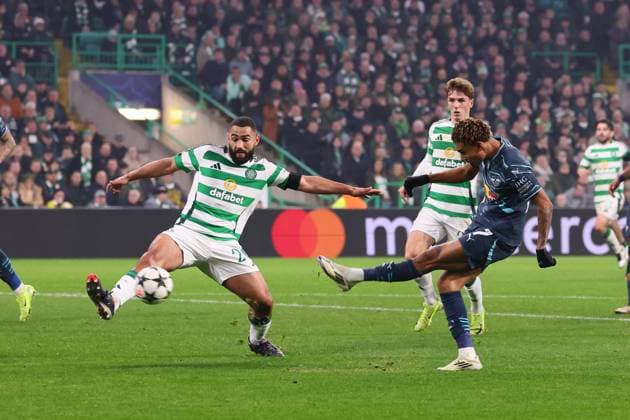 Celtic Glasgow - RB Leipzig Champions League Glasgow, 05.11.2024, Celtic Park, Fussball, UEFA Champions League, 4. Spieltag , Celtic Glasgow vs. RB Leipzig , Im Bild v.l.: Cameron Carter-Vickers ( 20, Celtic) und Antonio Nusa (RB Leipzig) , Only editorial use! Foto nur zur redaktionellen Nutzung bestimmt! , UEFA regulations prohibit any use of photographs as image sequences and or quasi-video ,