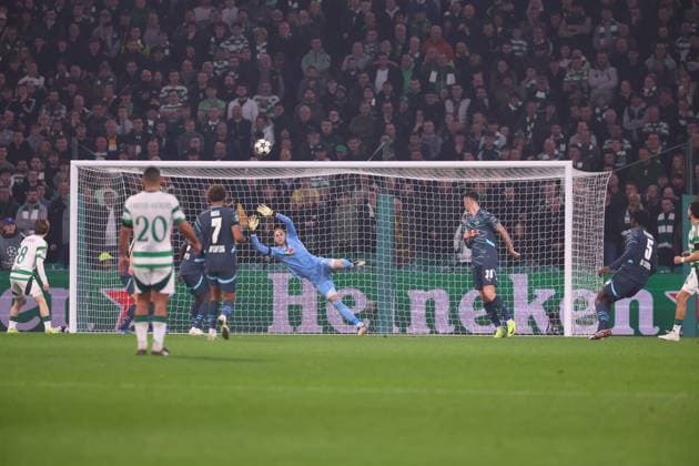Celtic Glasgow - RB Leipzig Champions League Glasgow, 05.11.2024, Celtic Park, Fussball, UEFA Champions League, 4. Spieltag , Celtic Glasgow vs. RB Leipzig , Im Bild: Tor für Celtic, Nicolas Kühn Kuehn ( 10, Celtic, rechter Bildrand) trifft zum 1:1 gegen Torwart Peter Gulacsi (1, RB Leipzig) , Only editorial use! Foto nur zur redaktionellen Nutzung bestimmt! , UEFA regulations prohibit any use of photographs as image sequences and or quasi-video ,