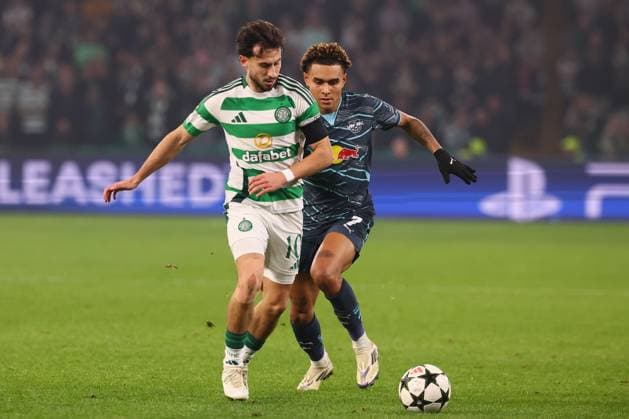 Celtic Glasgow - RB Leipzig Champions League Glasgow, 05.11.2024, Celtic Park, Fussball, UEFA Champions League, 4. Spieltag , Celtic Glasgow vs. RB Leipzig , Im Bild v.l.: Nicolas Kühn Kuehn ( 10, Celtic) und Antonio Nusa (RB Leipzig) , Only editorial use! Foto nur zur redaktionellen Nutzung bestimmt! , UEFA regulations prohibit any use of photographs as image sequences and or quasi-video ,