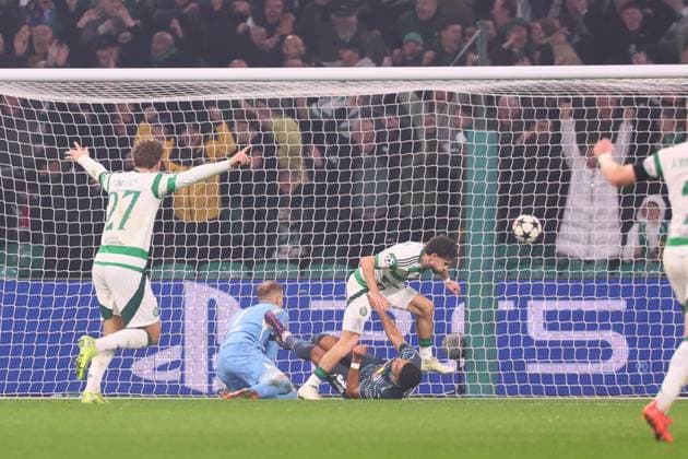 Celtic Glasgow - RB Leipzig Champions League Glasgow, 05.11.2024, Celtic Park, Fussball, UEFA Champions League, 4. Spieltag , Celtic Glasgow vs. RB Leipzig , Im Bild: Tor für Celtic, Nicolas Kühn Kuehn ( 10, Celtic) trifft zum 2:1 gegen Torwart Peter Gulacsi (1, RB Leipzig) , Only editorial use! Foto nur zur redaktionellen Nutzung bestimmt! , UEFA regulations prohibit any use of photographs as image sequences and or quasi-video ,