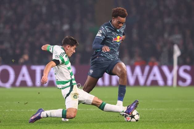 Celtic Glasgow - RB Leipzig Champions League Glasgow, 05.11.2024, Celtic Park, Fussball, UEFA Champions League, 4. Spieltag , Celtic Glasgow vs. RB Leipzig , Im Bild v.l.: Ãlex Valle ( 11, Celtic) und Assan Ouedraogo (20, RB Leipzig) , Only editorial use! Foto nur zur redaktionellen Nutzung bestimmt! , UEFA regulations prohibit any use of photographs as image sequences and or quasi-video ,